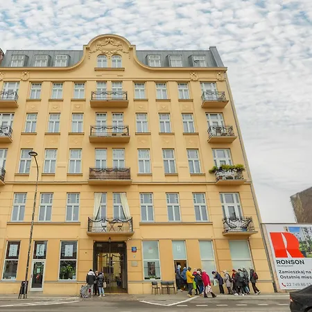 Stylish With Mezzanine, Next To Metro Station By Renters *