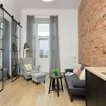 Apartmán Stylish With Mezzanine, Next To Metro Station By Renters