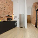 Stylish With Mezzanine, Next To Metro Station By Renters شقة