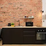 Stylish With Mezzanine, Next To Metro Station By Renters شقة *