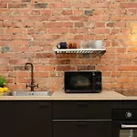 Stylish With Mezzanine, Next To Metro Station By Renters شقة