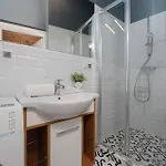 Stylish With Mezzanine, Next To Metro Station By Renters شقة