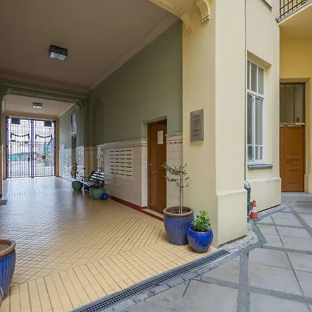 Stylish With Mezzanine, Next To Metro Station By Renters