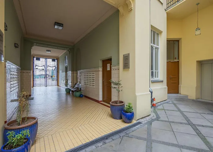 Stylish With Mezzanine, Next To Metro Station By Renters