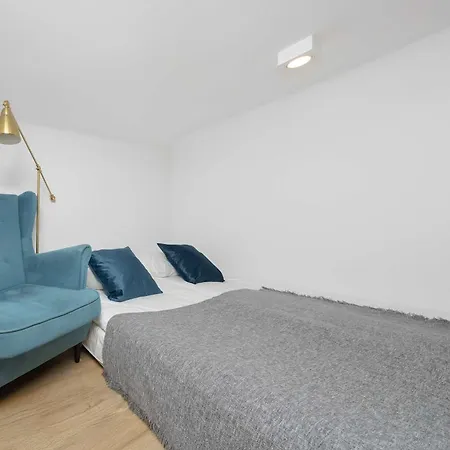 Stylish With Mezzanine, Next To Metro Station By Renters Daire Varşova