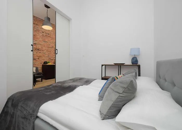 Stylish With Mezzanine, Next To Metro Station By Renters Varşova