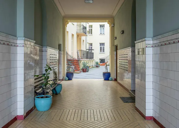 Stylish With Mezzanine, Next To Metro Station By Renters *