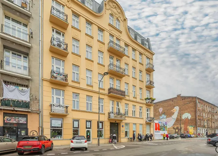 Stylish With Mezzanine, Next To Metro Station By Renters